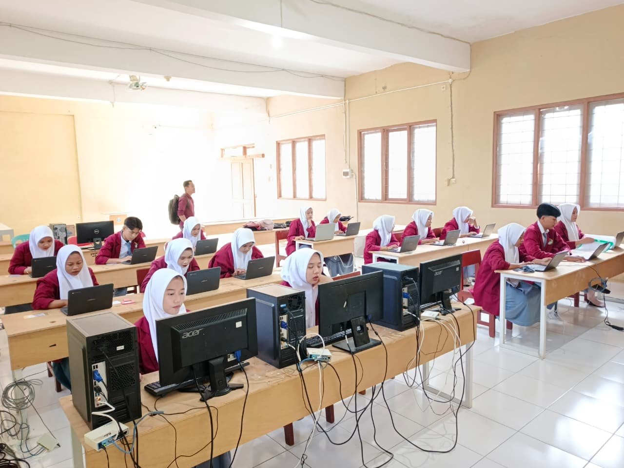 SMK Al Ikhlash Gelar Tes Kompetensi Akademik untuk Kelas XII: 64 Siswa Ikut Ujian Berbasis Komputer