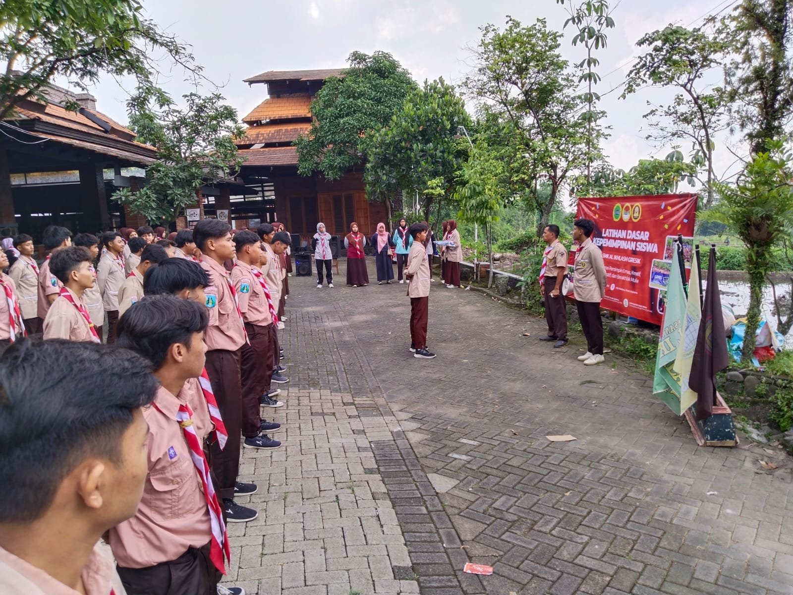 Kawal Lahirnya Generasi Pemimpin Emas, SMK Al Ikhlash Gelar LDKS Intensif di Pacet Mojokerto
