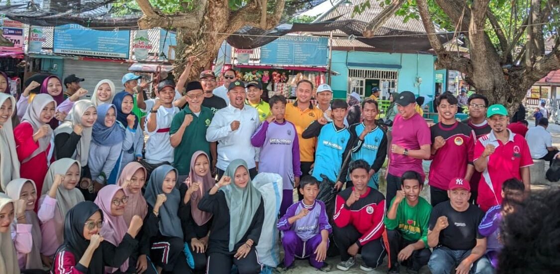 JAGA PANTAI, JAGA MASA DEPAN: Bupati Gresik dan Forkopimda bersama Santri Ponpes Al Ikhlash Bersihkan Pantai Pasir Putih Dalegan